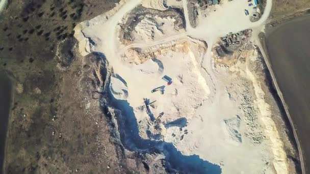 Excavatrice et camion travaillent dans la carrière de sable. Vue aérienne du chargement du sable dans un camion