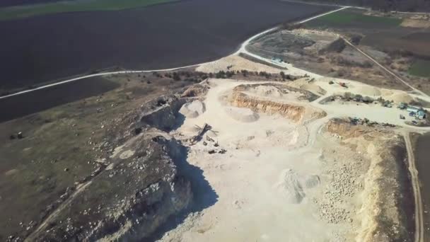 Graafmachine en vrachtwagen werken in de zandgroeve. Luchtfoto van het laden van zand in een vrachtwagen — Stockvideo
