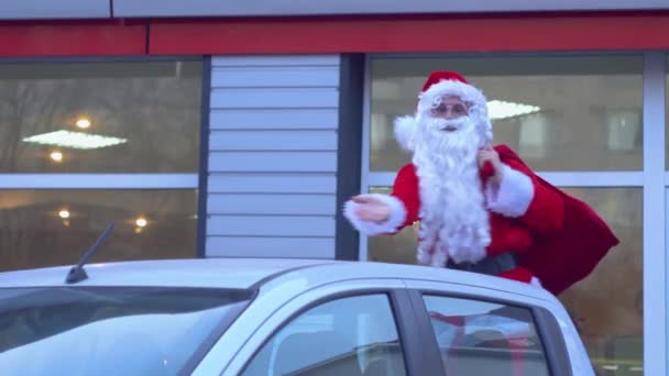 Papai Noel está dançando na parte de trás de uma caminhonete — Vídeo de Stock