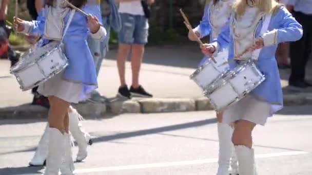 Close-up de bateristas mãos femininas estão batendo no tambor de seus paus. Majorettes no desfile — Vídeo de Stock