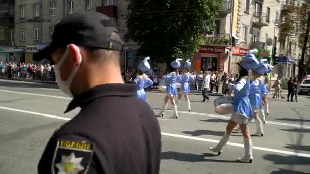 Ternopil, Ukraine 31 juillet 2020 : Spectacle de rue de la marche festive des batteuses en costumes bleus dans la rue de la ville. Concept de musique de rue — Video