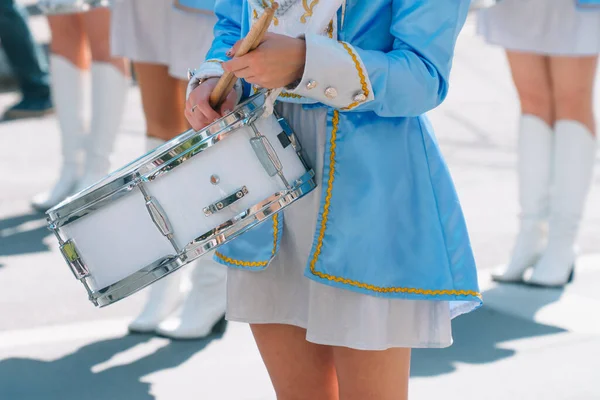 Jovens bateristas no desfile. Desempenho na rua. Majorettes e banda de marcha — Fotografia de Stock