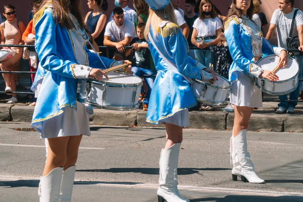 Ternopil, Ucrania 31 de julio de 2020: Actuación callejera de la marcha festiva de las bateristas en trajes azules en la calle de la ciudad —  Fotos de Stock