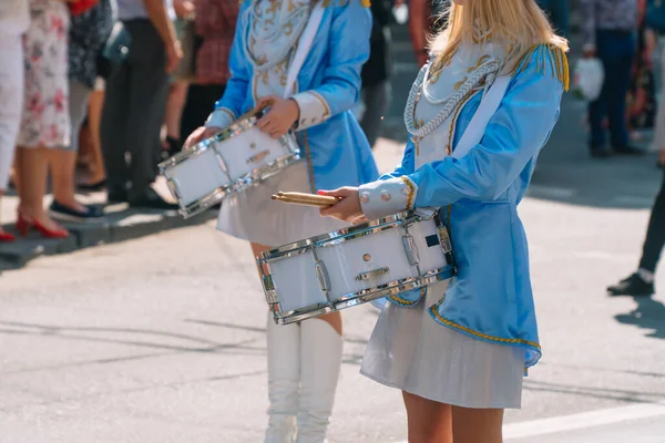 Geçit töreninde genç kız davulcu. Sokak performansı. Majorettes ve bando takımı