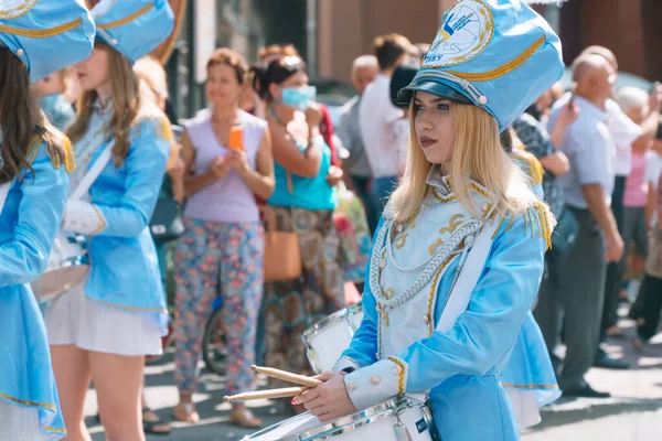 Ternopil, Ucrania 31 de julio de 2020: Actuación callejera de la marcha festiva de las bateristas en trajes azules en la calle de la ciudad —  Fotos de Stock