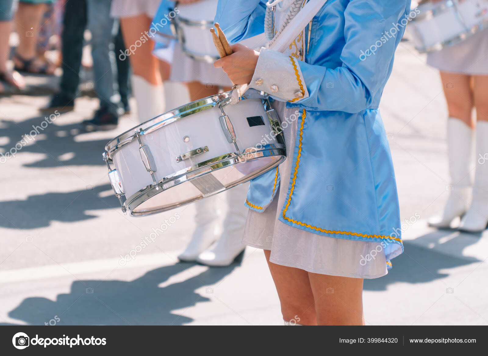 Majoretten und Blaskapelle. Junge Mädchen trommeln bei der Parade.  Straßenperformance – Stockfoto © voffka23 #399844320, image size:1600x1167