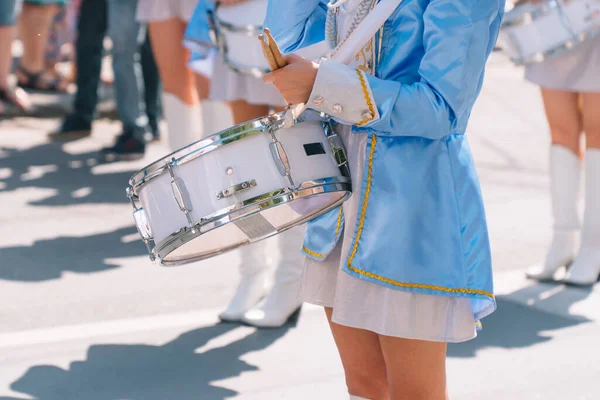 Majorettes e banda de marcha. Jovens bateristas no desfile. Desempenho na rua — Fotografia de Stock