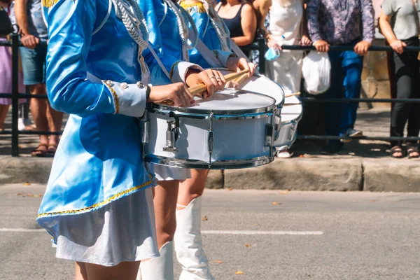 Jovens bateristas no desfile. Desempenho na rua. Majorettes e banda de marcha — Fotografia de Stock