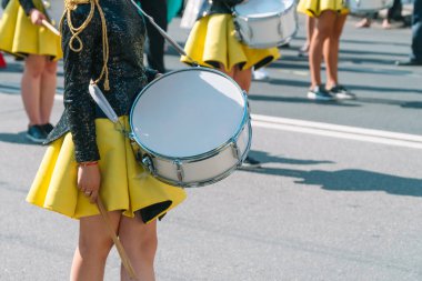 Geçit töreninde genç kız davulcu. Sokak performansı