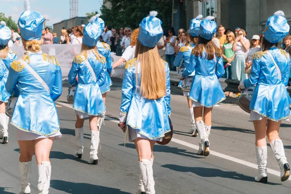 Ternopil, Ucrânia 31 de julho de 2020: Desempenho de rua de marcha festiva de meninas bateristas em trajes azuis na rua da cidade — Fotografia de Stock