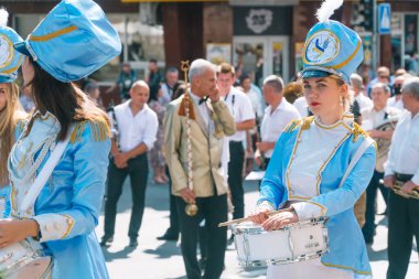 Ternopil, Ukrayna 31 Temmuz 2020: Trampetçi kızların şehir sokaklarında mavi kostümlü sokak performansı