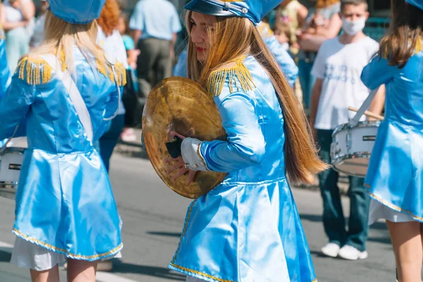 Ternopil, Ucrania 31 de julio de 2020: Actuación callejera de la marcha festiva de las bateristas en trajes azules en la calle de la ciudad —  Fotos de Stock