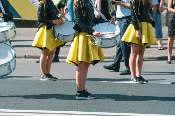 Mladé holky bubnují na přehlídce. Výkon ulice — Stock fotografie