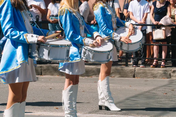 Majorettes e banda de marcha. Jovens bateristas no desfile. Desempenho na rua — Fotografia de Stock