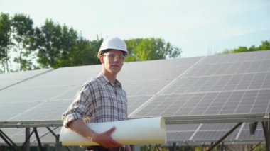 Güneş paneli teknisyenleri güneş panelleri üzerinde çalışıyor. Yeşil enerji kavramı