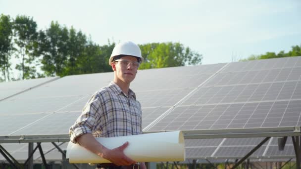 Técnico de painel solar trabalhando com painéis solares. O conceito de energia verde — Vídeo de Stock