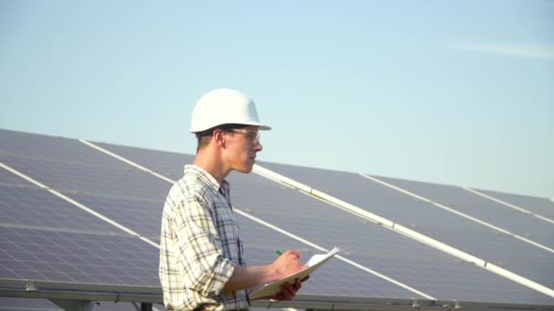 Ingeniero comprueba la productividad de los paneles solares. El concepto de energía verde — Vídeos de Stock