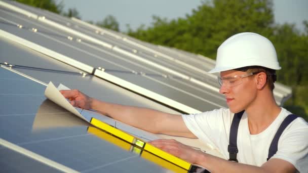 Tecnico dei pannelli solari che lavora con i pannelli solari. Il concetto di energia verde — Video Stock