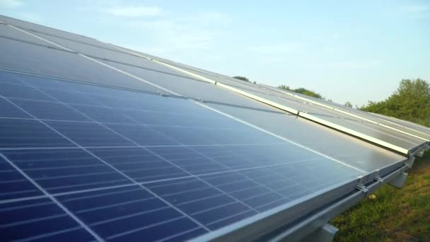 Pannelli solari sullo sfondo del cielo blu. Il concetto di energia pulita, energia verde, energie rinnovabili — Video Stock