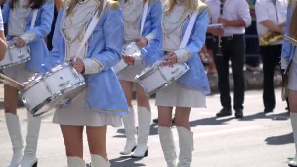 女性の手のドラマーのクローズアップは、彼らの棒のドラムをノックしている。パレードに参加する大工。 — ストック動画