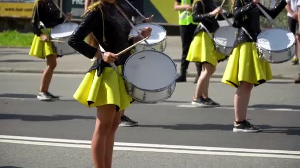 Ternopil, Oekraïne 31 juli 2020: Close-up van vrouwelijke handen drummers kloppen op de trommel van hun stokken. Majorettes in de parade — Stockvideo