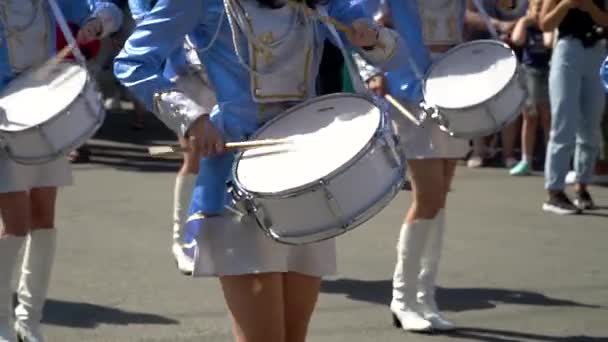 Street performance after quarantine. Close-up of female hands drummers are knocking in the drum of their sticks — Stock Video