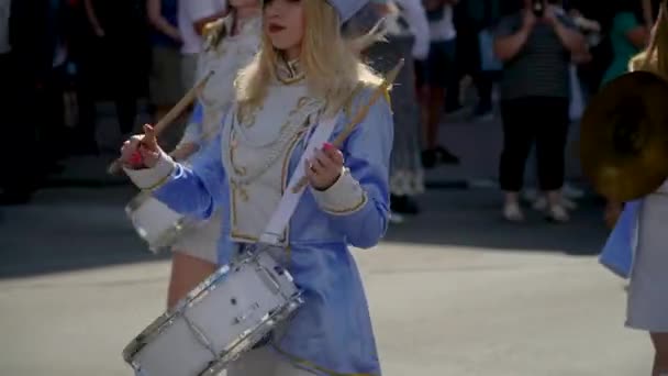 Tarnopol, Ukraina 31 lipca 2020: Uliczny występ świątecznego marszu perkusistek dziewcząt w niebieskich kostiumach na ulicy miejskiej. Mażoretki na paradzie — Wideo stockowe