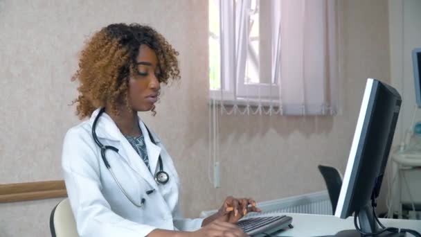 Afrikansk amerikansk kvindelig læge undersøger patienten på hospitalet. Diagnosen brystkræft. Nyt moderne fuldt funktionsdygtigt medicinsk anlæg. Begrebet medicin, sundhedspleje og mennesker, online uddannelse – Stock-video