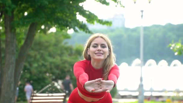 Close-up van een jonge vrouw traint in het park. Langzame beweging — Stockvideo