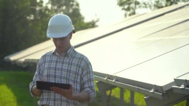 Güneş paneli teknisyenleri güneş panelleri üzerinde çalışıyor. Kavramsal yenilenebilir enerji