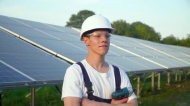 Tornavidayla birlikte özel bir ekipman mühendisi güneş enerjisi istasyonunda. Kavramsal yenilenebilir enerji