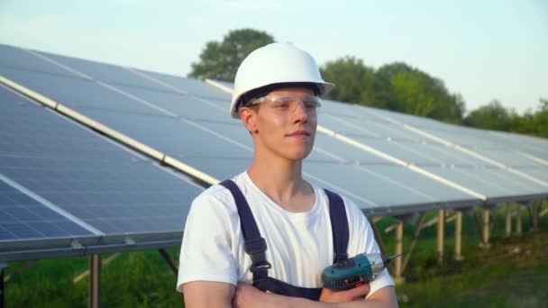 Engenheiro em um equipamento especial com chave de fenda está na central de energia solar. Conceito energias renováveis — Vídeo de Stock