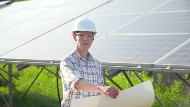 Técnico de paneles solares que trabaja con paneles solares. El concepto de energía verde — Vídeos de Stock