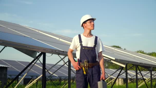 Técnico de painel solar trabalhando com painéis solares ao pôr do sol. O futuro é hoje — Vídeo de Stock