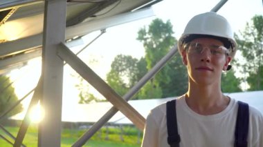 Özel bir ekipman mühendisi güneş enerjisi istasyonunda. Kavramsal yenilenebilir enerji