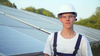 Güneş enerjisi istasyonunda güneş paneli teknisyeni. Yeşil enerji kavramı