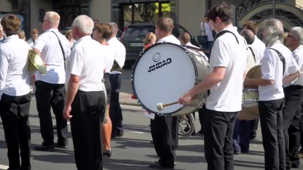 Ternopil, Ucrania Julio 31, 2020: Un hombre toca un gran tambor en una banda de música durante el festival — Vídeos de Stock