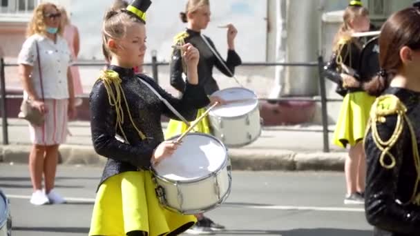 Ternopil, Ucrânia 31 de julho de 2020: Desempenho de rua de marcha festiva de meninas bateristas em trajes pretos amarelos na rua da cidade. Conceito de música urbana — Vídeo de Stock