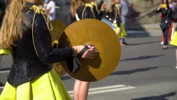 Jonge meisjes drummer bij de parade. Straatoptreden. Majorettes in de parade — Stockvideo