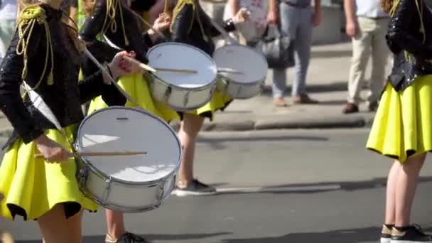 Ternopil, Ukraine July 31, 2020: Close-up of female hands drummers are knocking in the drum of their sticks. Street music concept — Stock Video