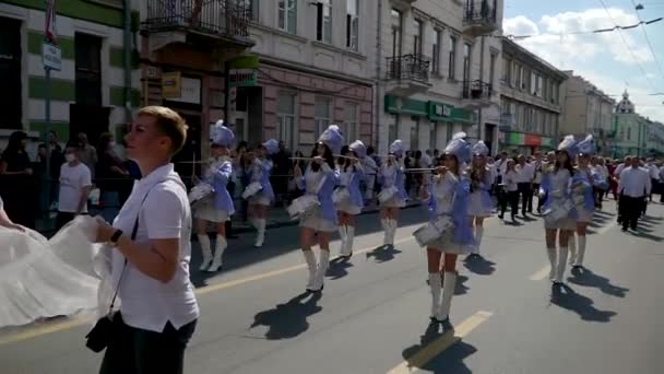 Ternopil, Ukraine July 31, 2020: Street performance of festive march of drummers girls in blue costumes on city street — Stock Video