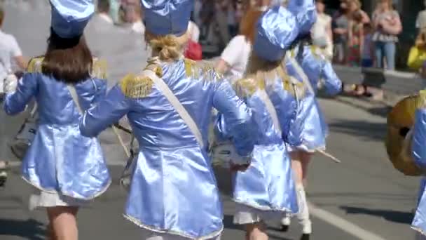 Ternopil, Ucraina 31 luglio 2020: Spettacolo di strada della marcia festiva delle ragazze batteriste in costume blu sulla strada della città — Video Stock