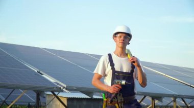 Güneş paneli teknisyeni güneş panelleri ile çalışıyor