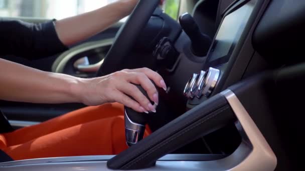 Zakenvrouw hand controle over de stick shift transmissie in luxe auto. Auto business, technologie en mensen concept — Stockvideo