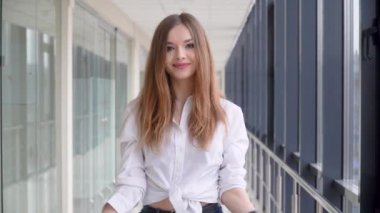 Alışveriş merkezinde renkli alışveriş torbalarıyla mutlu bir kız. Alışveriş merkezinde büyük satışlar. Alışveriş konsepti