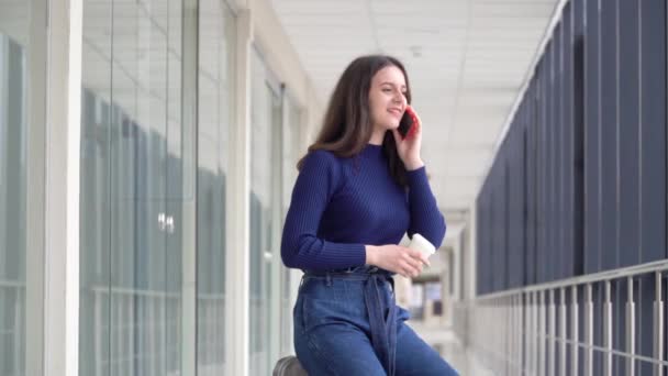 Reizend meisje met bagage en koffie in afwachting van het vliegtuig praten aan de telefoon. Reizen na quarantaine — Stockvideo