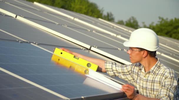 Técnico de painel solar trabalhando com painéis solares — Vídeo de Stock