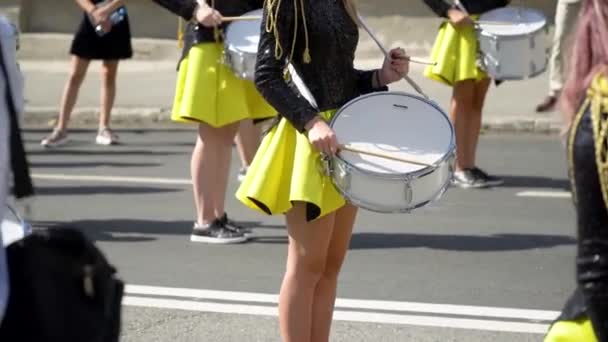 Ternopil, Ukraine July 31, 2020: Close-up of female hands drummers are knocking in the drum of their sticks. Street music concept — Stock Video