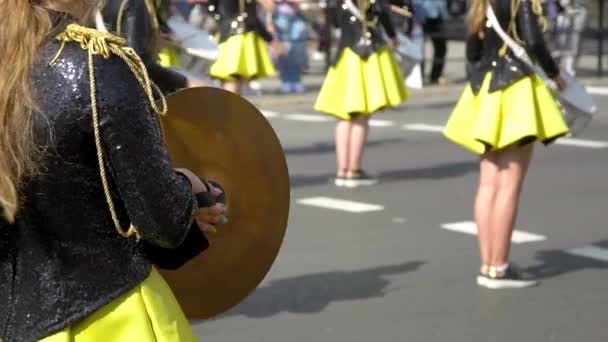 Primer plano de las manos femeninas bateristas están golpeando en el tambor de sus palos — Vídeos de Stock