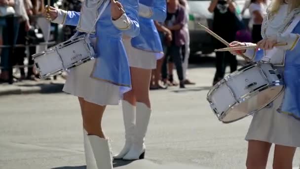 Actuación callejera de marcha festiva de bateristas niñas en trajes azules en la calle de la ciudad. Primer plano de las manos femeninas bateristas están golpeando en el tambor de sus palos — Vídeos de Stock